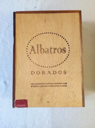 2 cajas de puros vacías de distinto tamaño