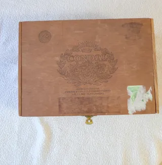 2 cajas de puros vacías de distinto tamaño