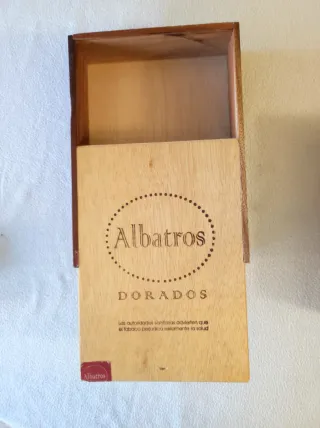2 cajas de puros vacías de distinto tamaño