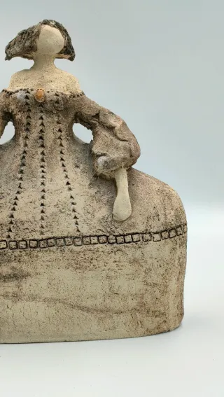 Figura cerámica Menina artesanal