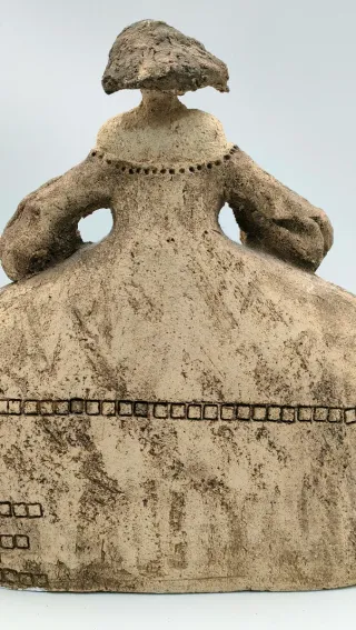 Figura cerámica Menina artesanal