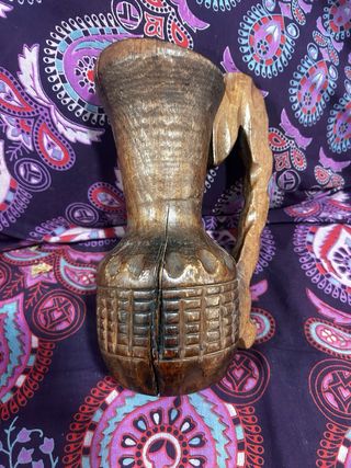 Jarra antigua de madera tallada