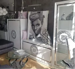 Muebles modernos blancos y plateados