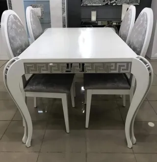 Muebles modernos blancos y plateados