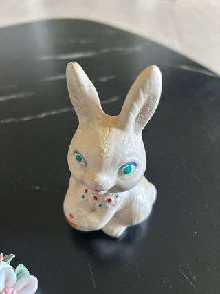 Coniglio e cesto fiori soprammobile