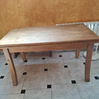 Mesa de comedor de madera de pino