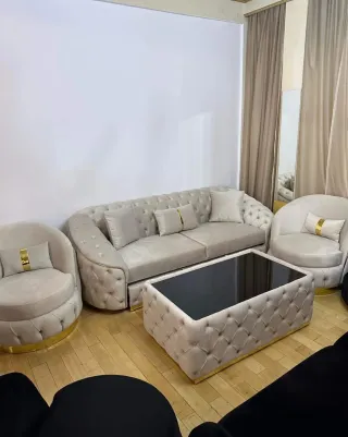 Sofá Negro Terciopelo con Detalles Dorados