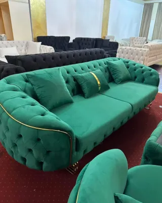 Sofá Negro Terciopelo con Detalles Dorados