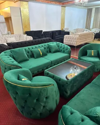 Sofá Negro Terciopelo con Detalles Dorados