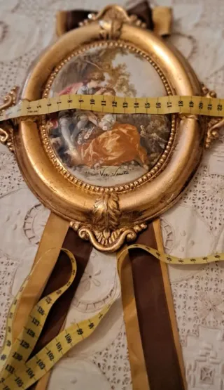 Medaglione da parete dorato con nastri