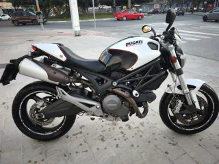 Ducati Monster 696 Blanca y Negra