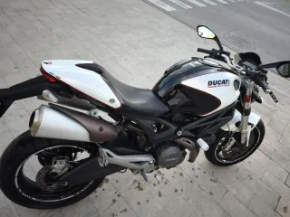 Ducati Monster 696 Blanca y Negra