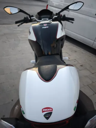 Ducati Monster 696 Blanca y Negra