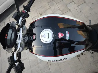 Ducati Monster 696 Blanca y Negra