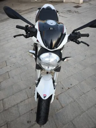 Ducati Monster 696 Blanca y Negra