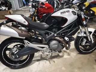 Ducati Monster 696 Blanca y Negra