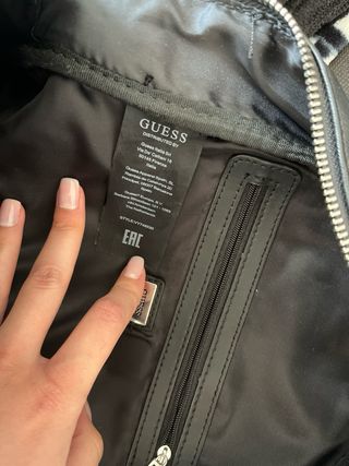 Mochila Guess Negra Compacta Elegante