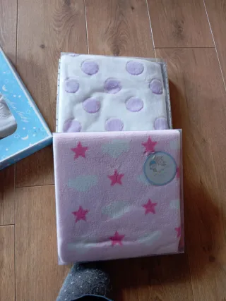 Lote Ropa Bebé: Toquilla, Toalla y Manta