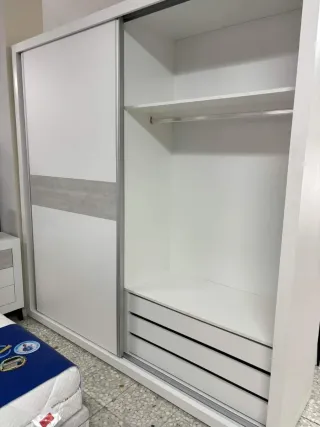 Mueble de noche blanco y gris