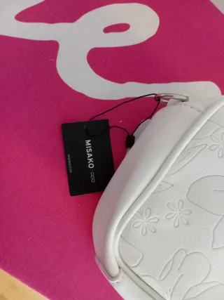 Bolso blanco con flores en relieve