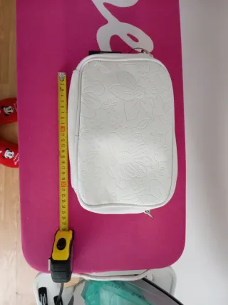 Bolso blanco con flores en relieve