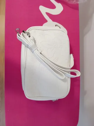 Bolso blanco con flores en relieve