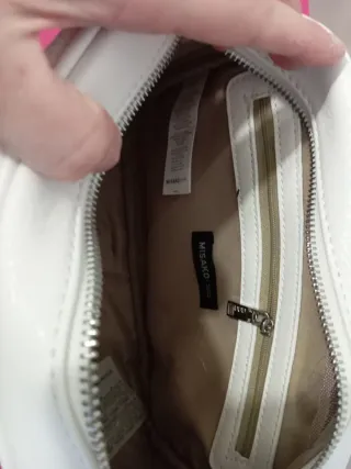 Bolso blanco con flores en relieve