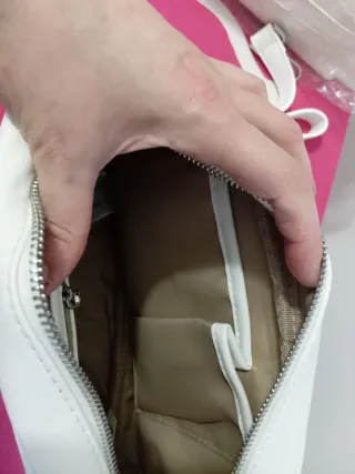 Bolso blanco con flores en relieve