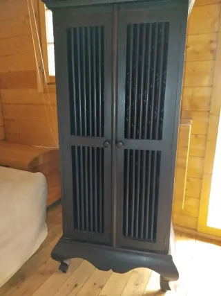 Botellero de madera oscuro