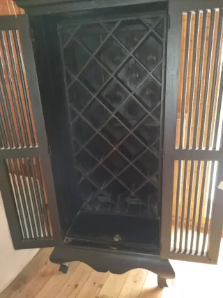 Botellero de madera oscuro