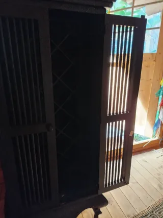 Botellero de madera oscuro