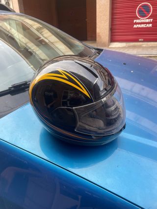 Casco de moto negro y amarillo