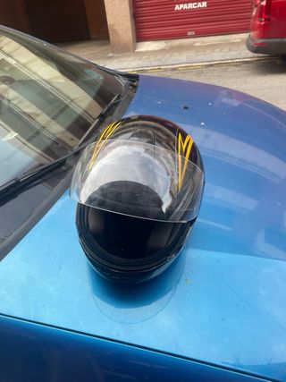 Casco de moto negro y amarillo