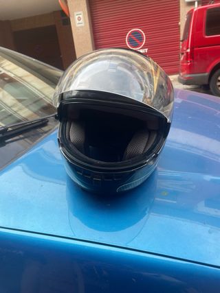Casco de moto negro y amarillo