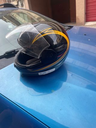 Casco de moto negro y amarillo