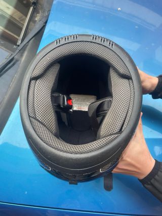 Casco de moto negro y amarillo