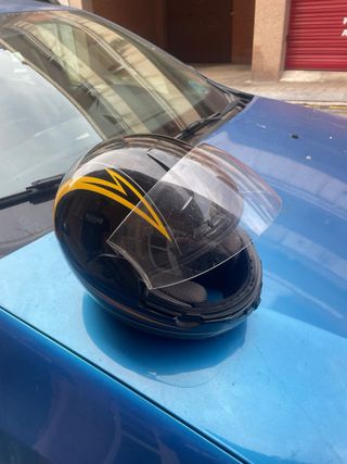 Casco de moto negro y amarillo