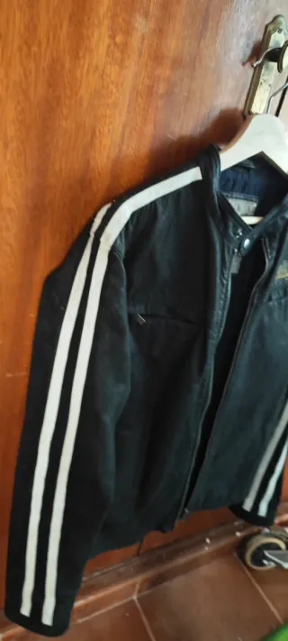 Cazadora de cuero negra