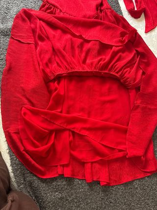 Vestido de graduación rojo con volantes