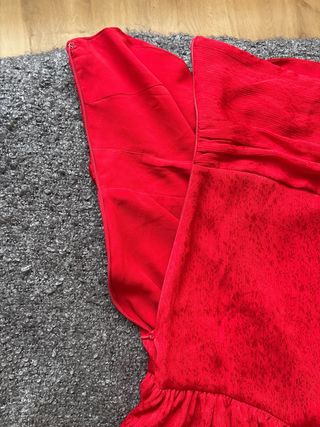 Vestido de graduación rojo con volantes