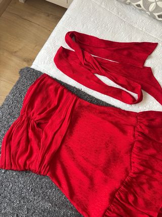 Vestido de graduación rojo con volantes