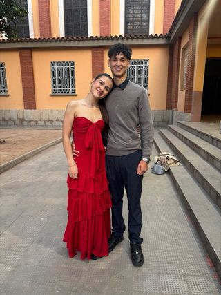 Vestido de graduación rojo con volantes