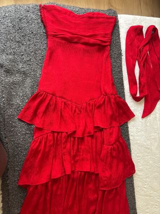 Vestido de graduación rojo con volantes
