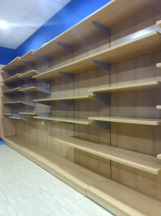 Estanterías de madera y metal