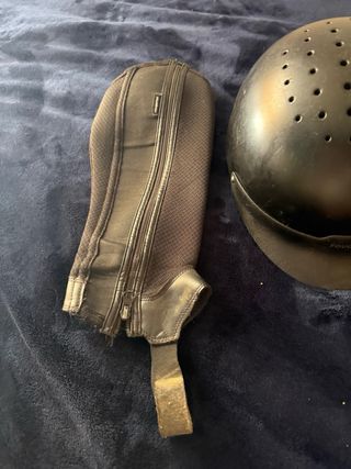 Casco,polainas hípica y correa caballo