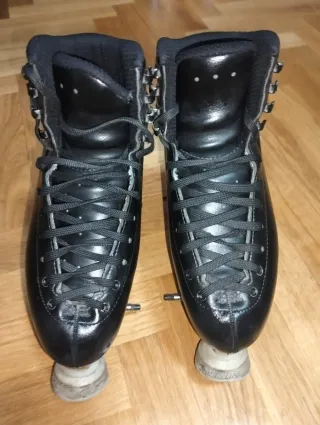 Patines Artísticos Negros, competición