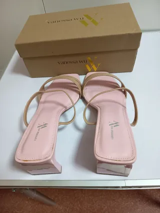 Sandalias Vanessa Wu Rosa y Beige