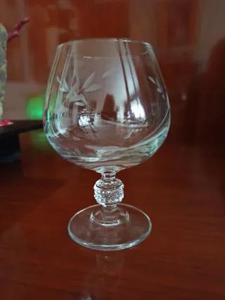 Cristalería tallada con diseño floral