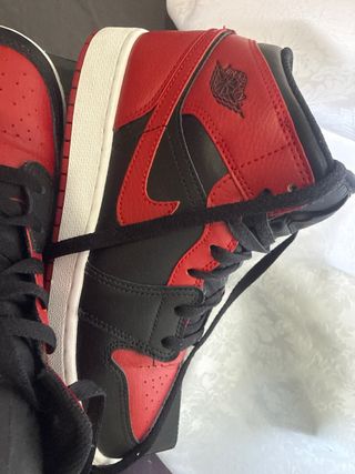 Zapatillas Air Jordan 1 Mid Rojo y Negro