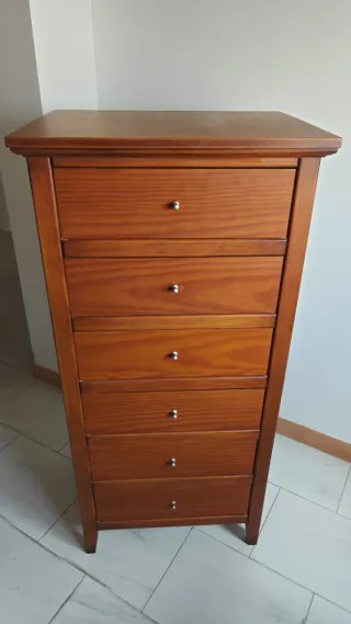 Cómoda alta de madera